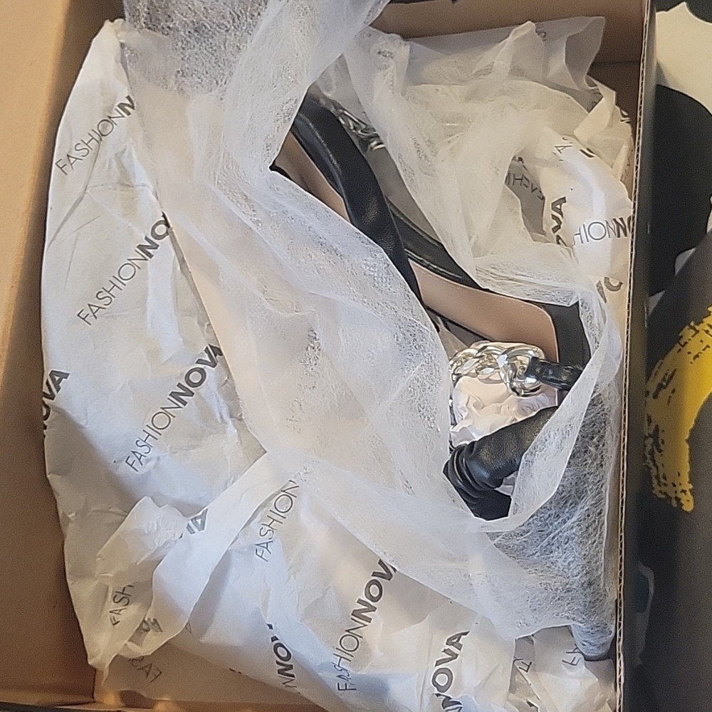 Fashionnova size 9 black heels never worn